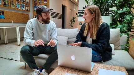 På de store bedrifter rundt om i landet går meget af landmandens tid ofte med koordination og planlægning af arbejdsopgaver. Den opgave forsøger to unge iværksættere fra København at løse med en kunstig intelligens, KARL, der ved hjælp af en række datakilder kan aflaste landmandens planlægning og samtidig give de bedste udsigter for alle markopgaver, der kræver maskiner.