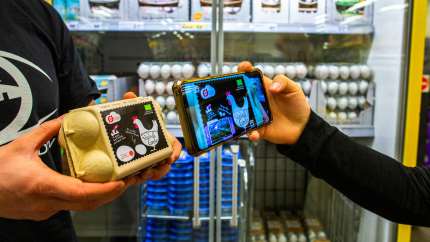 Startuppen Farmer’s Window har skabt en app, der lader dig bruge din mobiltelefon til at gå bag om en fødevare og ved hjælp af augmented reality gøre traditionel fødevareemballage til en interaktiv oplysningsplatform.