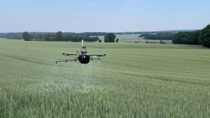 Den østjyske producent af droner, Hecto Drone, har de seneste fem år arbejdet med at gøre droner til et hverdagsværktøj for landbruget, der kan præcisionssprøjte, uden at landmanden skal løfte en finger.