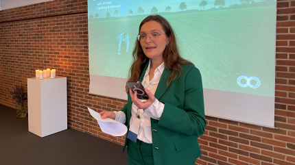 I forbindelse med Landbrug & Fødevarers delegeretmøde i Herning var et par danske virksomheder indenfor landbrug- og fødevareklyngen forbi for kort at give et indblik i nogle af bæredygtige løsninger, som landbruget kan have for den grønne omstilling – nationalt så vidt som globalt.