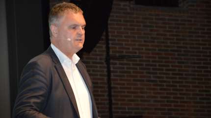 Danish Crown får comeback i Storbritannien med en ny baconfabrik, hvor der skal slices og pakkes dansk bacon til de engelske kunder og forbrugere. Prisen er cirka 850 millioner kroner.