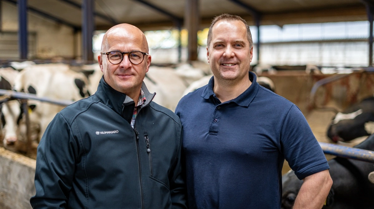 Försäljningsansvarig för Animal Nutrition & Health Nordics, Norbert Trattner (tv), och teknisk nötkreatursspecialist för Norden, Dr. Tyler Turner (th), arbetar tillsammans för att hjälpa korna genom värmestress.