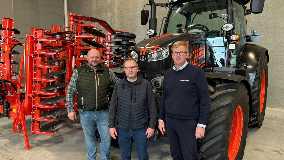Ejere af Egehøj Landbrugs- og Entreprenørmaskiner A/S Martin Krogh Nielsen (tv.) og Nicolaj Andersen (m.) forventer, at de med det nye samarbejde med Nellemann Machinery skaber de bedste betingelser for de lokale kunder. Her sammen med Lars Rævsager (th.) salgs- og marketingchef hos Nellemann Machinery. Foto: Nellemann Machinery