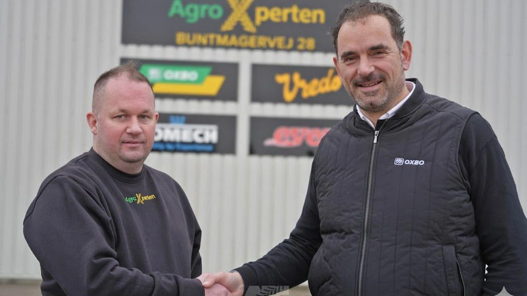 Fra venstre: Lars Vestergård, indehaver af AgroXperten, og Stefan Wisselink, Sales Manager i Oxbo, giver hånd på det nye samarbejde. Foto: Oxbo