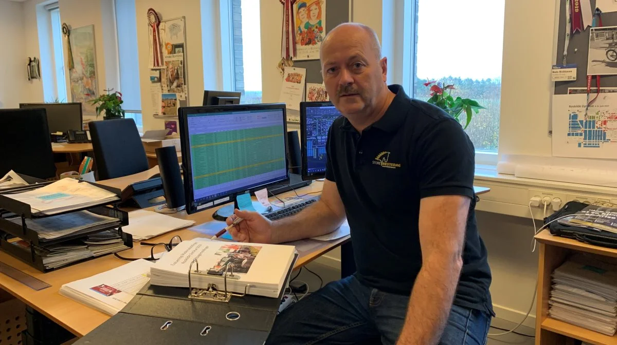Niels Mathiasen, salgskoordinator i Roskilde Dyrskue, fortæller, at over 180 udstillere er repræsenteret på skuets rekordstore maskinudstilling. Foto: Jesper Hallgren