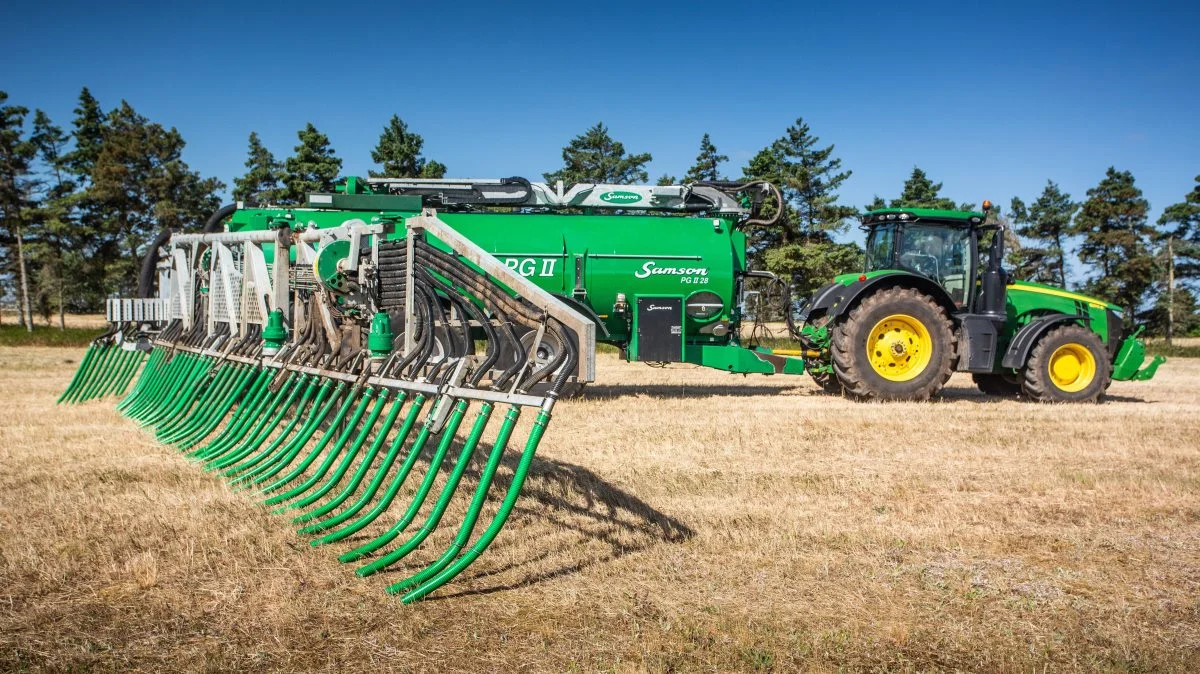 Den nye slæbeslangebom fra Samson Agro kan skråtstille vingerne og indrette arbejdsbredden til flere forskellige afstande af plejespor. Bommen kan skråtstille vingerne under kørslen, så den kan benyttes på mange forskellig plejespor afstande. Bommen vil altid kun ligge i to lag ved vejtransport og kommer dermed aldrig over 3,3 meter i bredden ved transport.