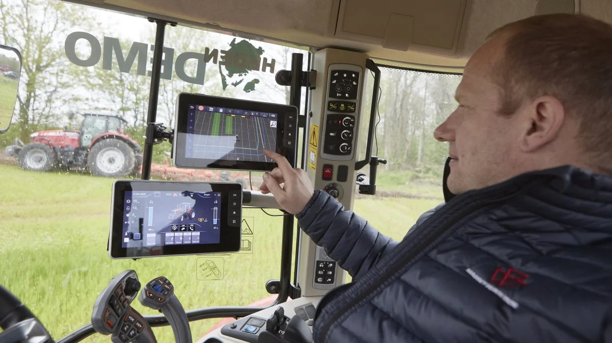 Via den øverste Fieldstar 5 skærm i MF-traktoren styres gps og redskabet. Demo-pilot og værkfører Peter Boman forklarer, at redskabet automatisk kan hæves ved den indlagte foragerlinje. Nederste Datatronic 5 skærm viser traktorens funktioner. Fotos: Erik Hansen