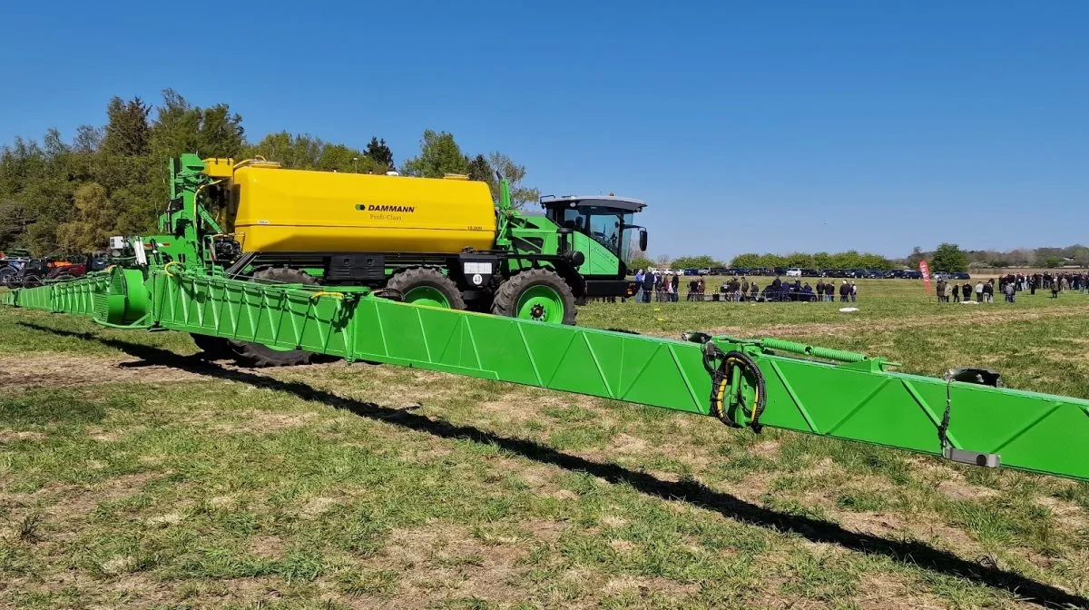 Dammann DT 3500 selvkørende sprøjte med DAS luft, Quadro dyser og 18 delbredder.