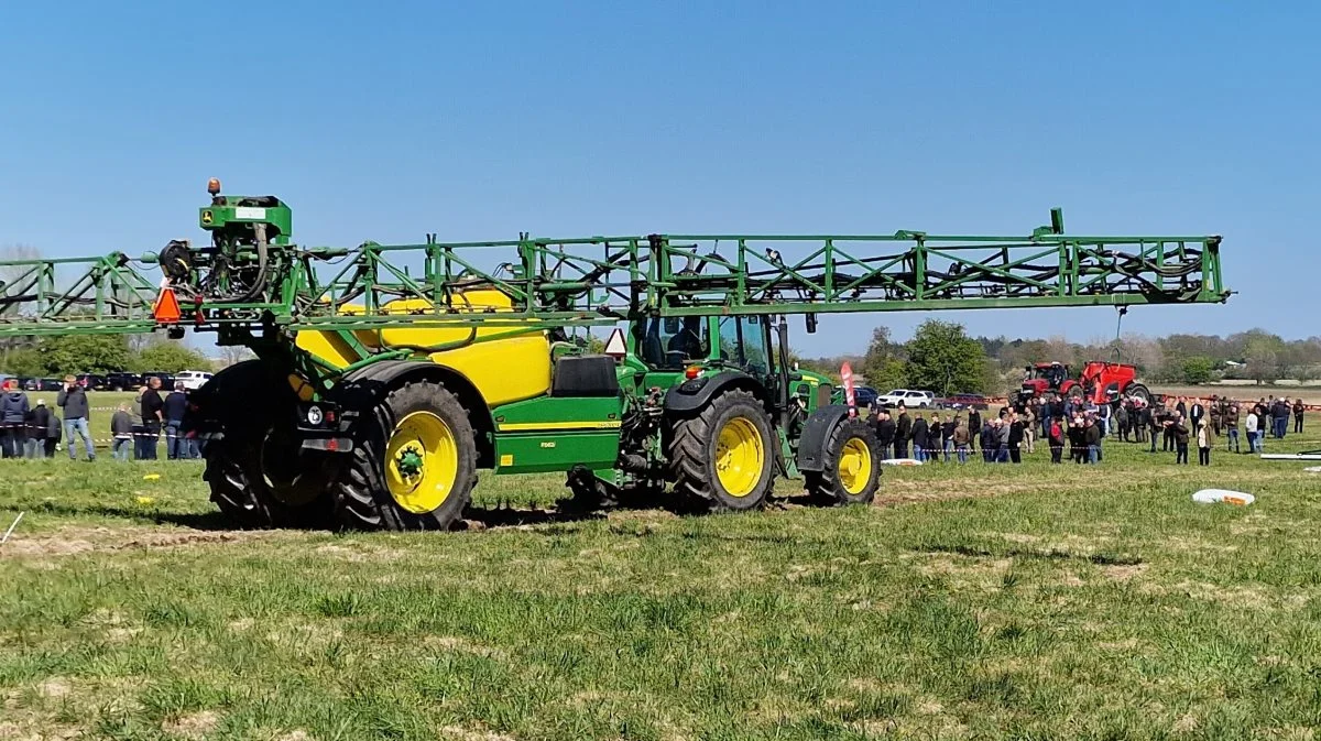 John Deere 962i trailersprøjte med 3 meters sektionskontrol og 36 meter bom.