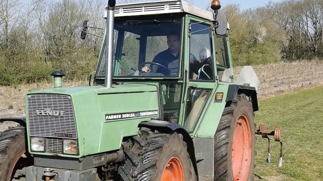 Kurt Nygaard Andresen har udlovet en dusør på 15.000 kroner for oplysninger, der kan hjælpe ham med at få sine stjålne traktorer hjem igen. Blandt andet denne Fendt 309 traktor. Privatfoto