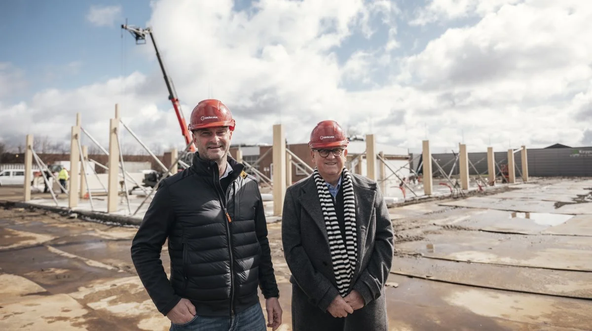 Henrik Skaarup og John Gråkjær ved et af de mange byggeprojekter, som Gråkjær-koncernen har stået i spidsen for.