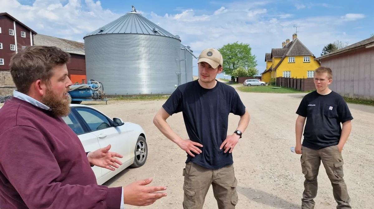 Driftsleder Johannes Krenzen (i midten) lytter med stor interesse på planteavlskonsulent Andreas Skov Rasmussen, Agrovi, der er specialist i udstyr til præcisionslandbrug. Til høje markmand Peter Holmgaard. Fotos: Jørgen P. Jensen