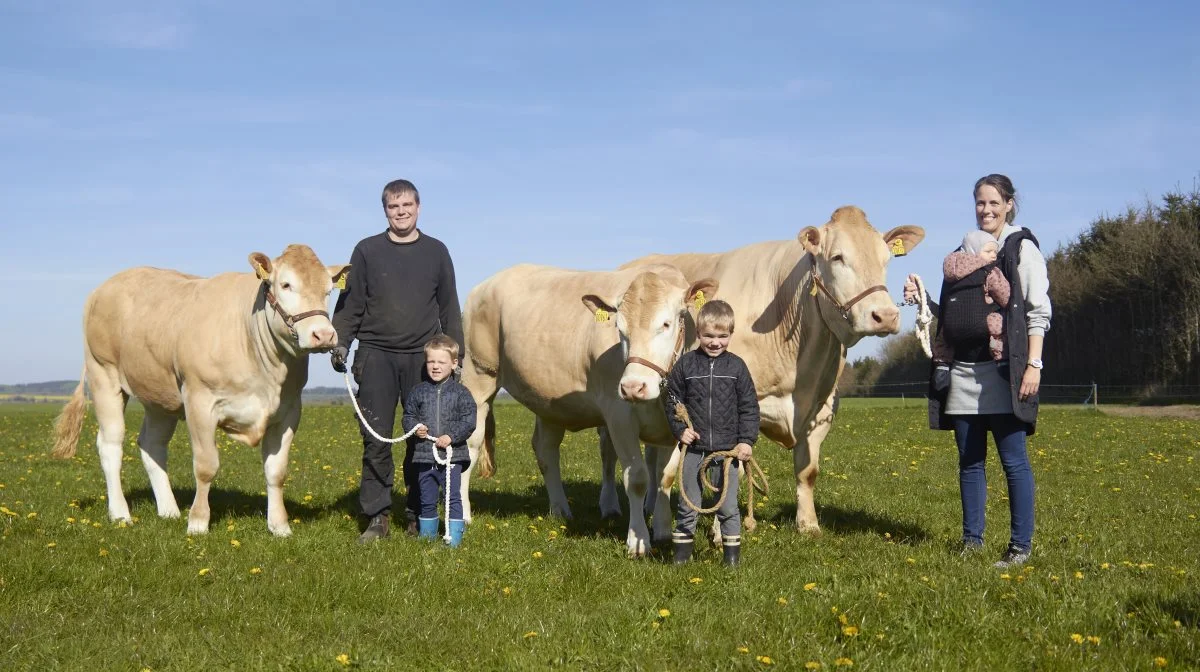 Nu er næste generation klar til at tage over. Rasmus og Sofie Poulsen samt børnene Malthe, Magnus og Mathilde.