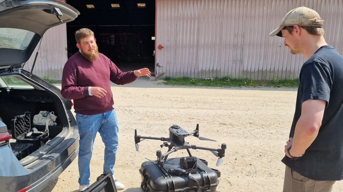 Planteavlskonsulent Andreas Skov Rasmussen, Agrovi, (til venstre) er i gang med at klargøre Agrovis nye droneudstyr foran driftsleder Johannes Krenzen, Esromgaard i Nordsjælland. Foto: Jørgen P. Jensen