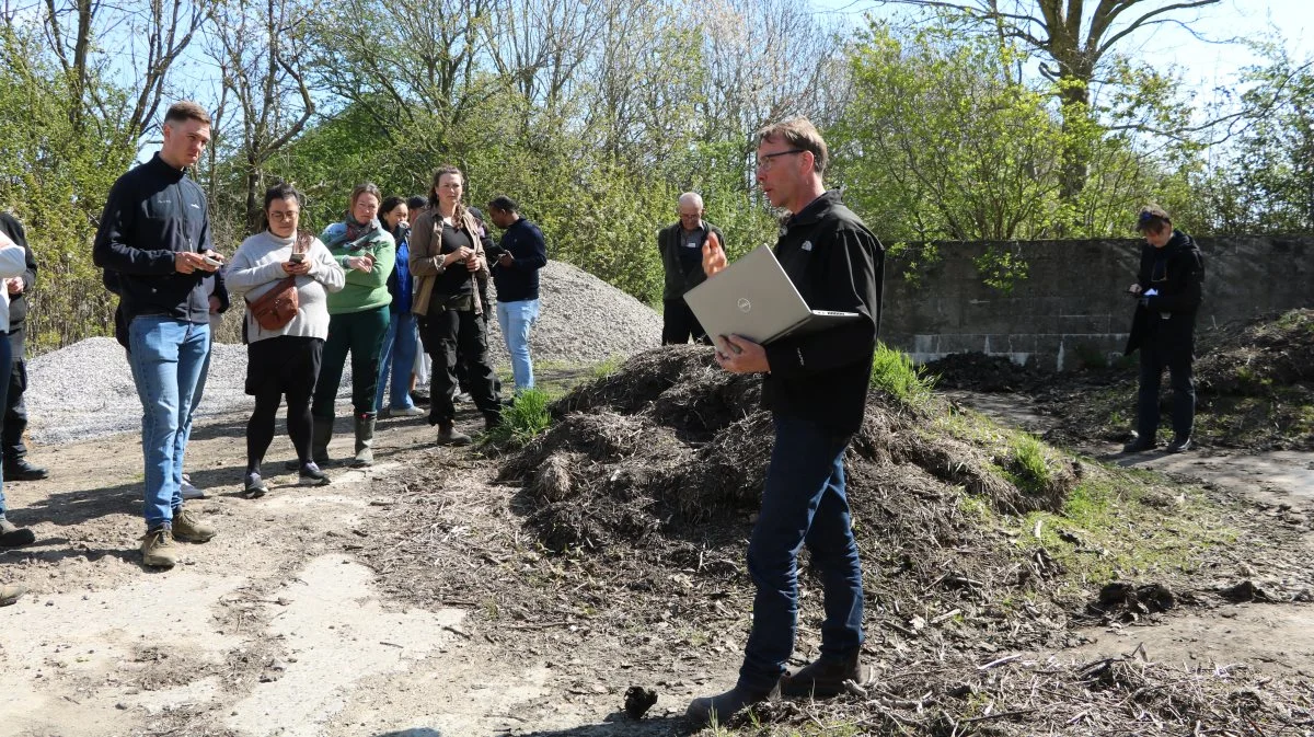 Anton Rasmussen sammen med nogle af deltagerne i forbindelse med arrangementet forleden. Foto: Økologisk Landsforening