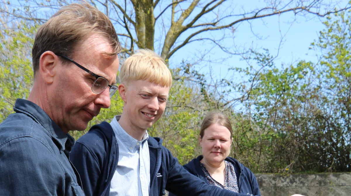 Anton Mortensen, Morten Winther Vestenaa og Sidsel Schmidt i forbindelse med kompostdagen. Foto: Økologisk Landsforening