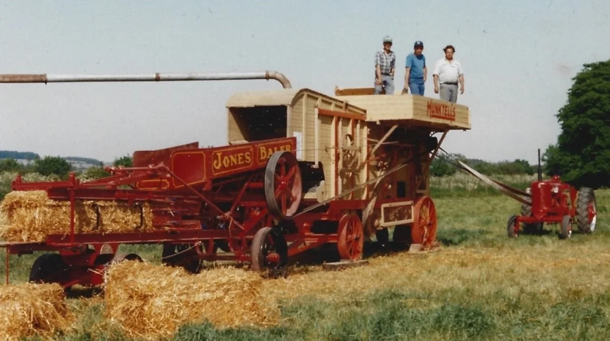 Tærskeværket ses her på det 4. Kongensbrotræf i 1993, altså for 30 år siden. Her trukket af en traktor. Værket tilhører John W. Jensen fra Djursland. På værket ses desuden Helge Simonsen og Henrik H.Nielsen fra Dansk Motor- og Maskinsamling ved Grenå. Tærskeværket stammer fra Djursland, og presseren er fundet på gården Egebaksande i Thy.
