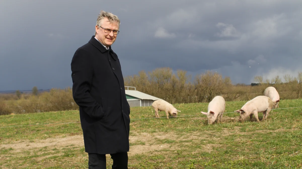Fødevareminister Jacob Jensen er godt tilfreds med den brede opbakning til den hurtigere udbetaling til minkavlere. Foto: Henriette Lemvig