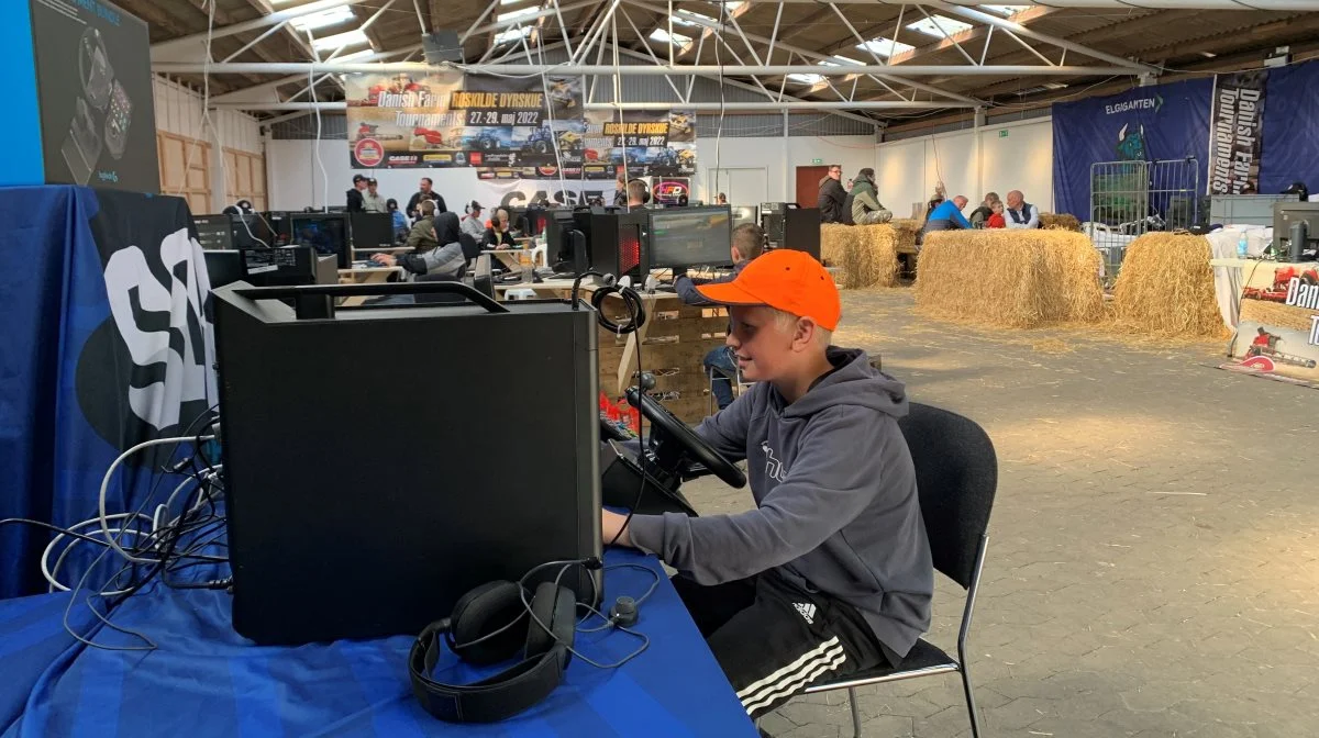 Under dyrskuet afvikles DM i Farming Simulator i DFT-hallen, og der er også mulighed for selv at prøve E-sportsspillet. Foto: Jesper Hallgren