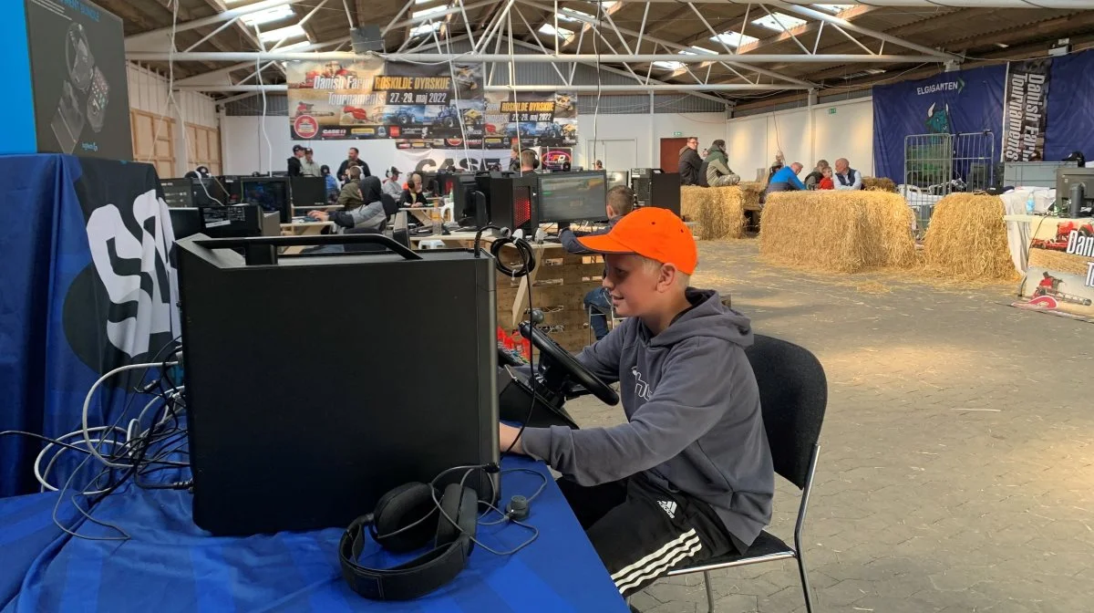 Under dyrskuet afvikles fynsmesterskaber i Farming Simulator, ligesom der er mulighed for selv at prøve E-sportsspillet. Foto: Jesper Hallgren