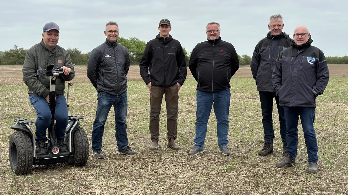 Et besøg på demomarken ved Lunderskov. Fra venstre ses udstillingsleder Erik Nissen, Dansk Maskinhandlerforening, Jacob Alsing Axen, Michelin, Jens Bjerggaard Kristensen, Sagro, Keld Andersen, Bridgestone, Aage Boller, Michelin og Dan Hansen , Michelin.