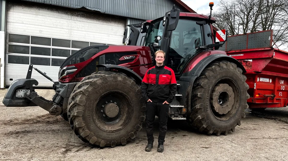 Planteavler Nicklas Kousgaard Jørgensen driver sammen med hans onkel »Stenager Økogrise« ved Hovborg, der producerer frilandsgrise. Markbruget er på 350 hektar og bedriftens nye Valtra Q305-traktor har begejstret planteavleren.
