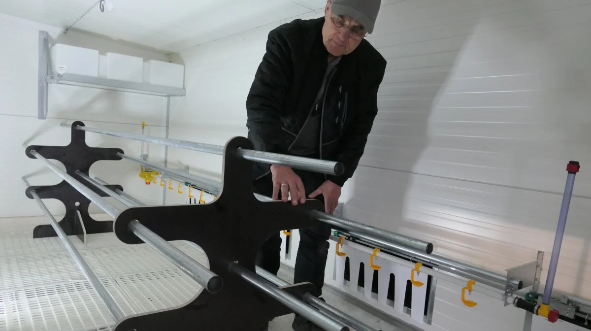 Der er siddepinde, lysstyring, vandingsnipler som i store professionelle hønsehuse. Nederst til højre ses de små plastklapper, der nænsomt fortæller hønsene, hvornår der er åbent til æglægningsboksene. Alt er 24 volts batteridrift, og med to batterier lignende dem, der sidder i elcykler, skiftes batteriet efter behov en eller to gange om ugen, mens den anden er hjemme for opladning. 