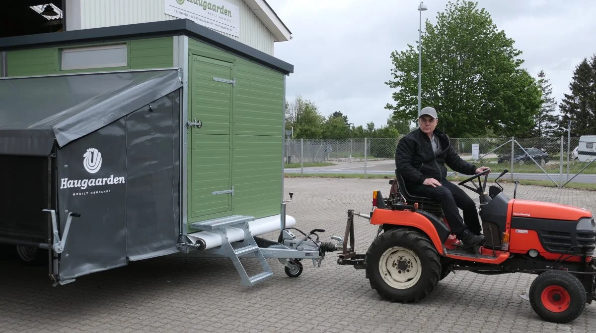 Flemming Haugaard har de seneste måneder udviklet sit nye mobile hønsehus til 150 høner. Den er nem at flytte og vil være et godt begynderhus for at teste det lokale marked, siger han. Den nye model lanceres på dyrskuerne i Aabenraa og Roskilde samt på Borgeby Fältdagar i Skåne. Foto: Bøje Østerlund 
