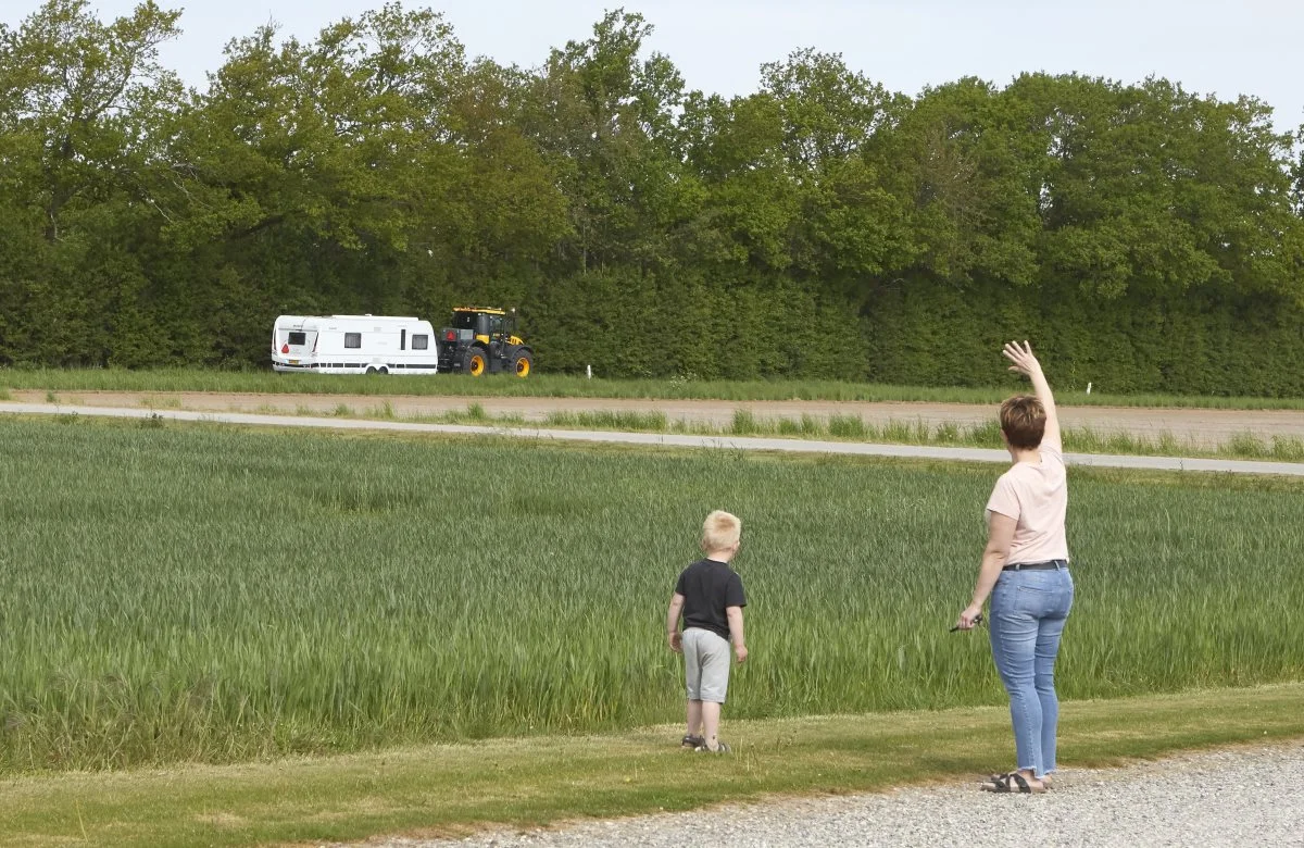 5.000 kilometer ventede forude, da familien den 21. maj vinkede farvel til Bodil og Allan Lyngsø på de flade markveje ved Stige. Går det helt efter planen, er parret tilbage fra Nordkap den 1. juli. Fotos: Erik Hansen