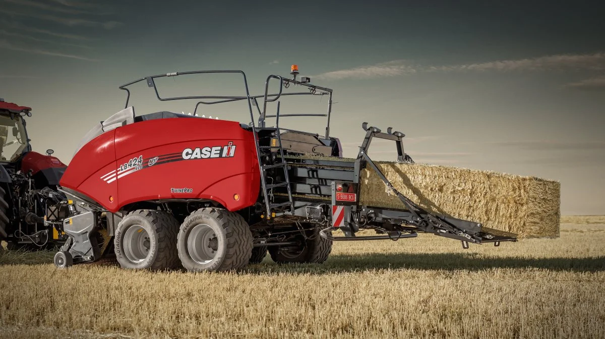 Case IH lancerer ny storballepresser med ekstra kompakte 120 gange 70 cm baller. Case IH LB 424 XLD-presser forbedrer blandt andet produktiviteten ved at justere traktoren hastighed samtidig med at data om vægt, volume og fugtighed registreres via Case IHs AFS-Connect-teknologi. Pressefoto