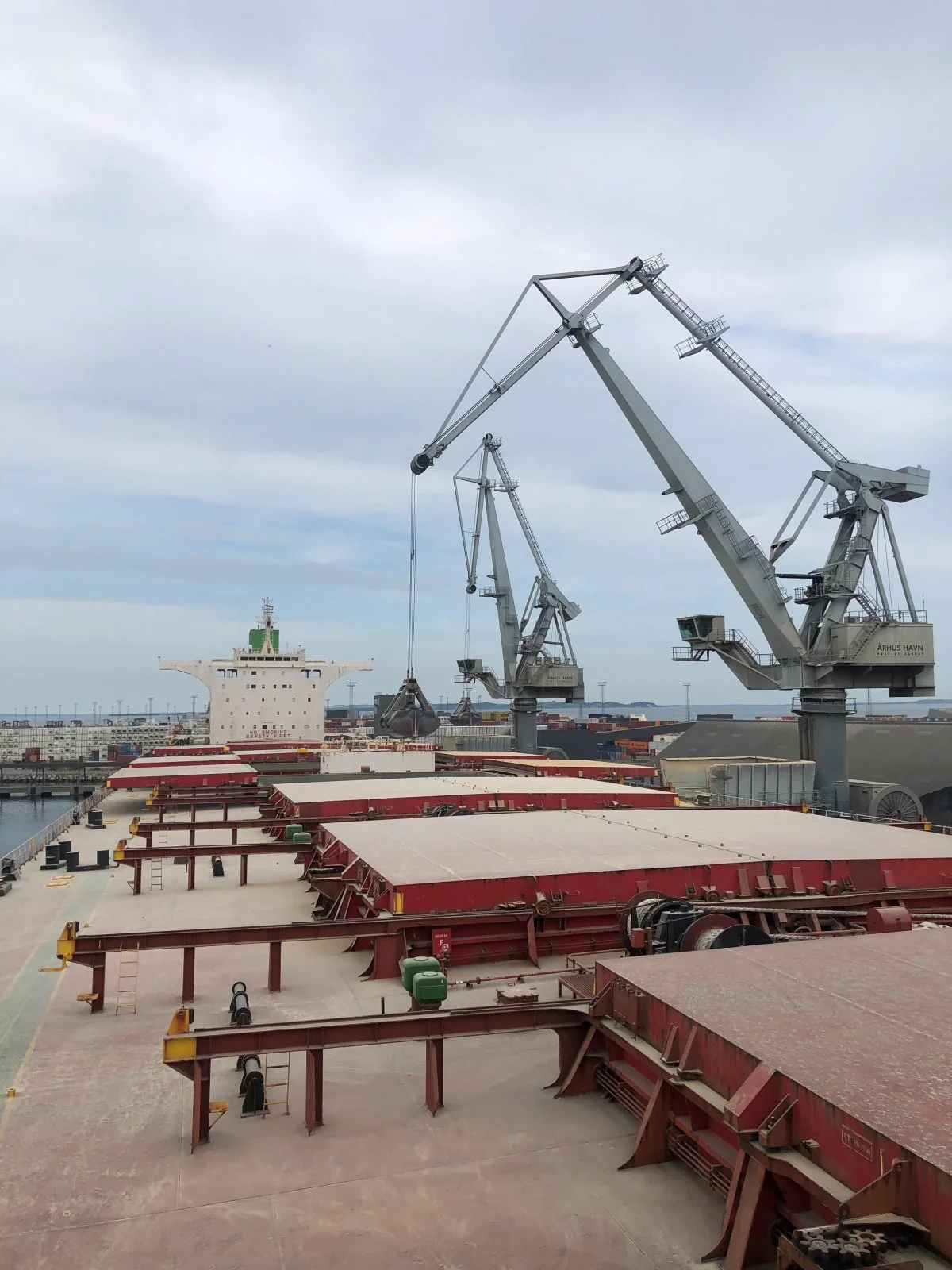 Trods de store kraners kapacitet på 1.000-1.2000 ton i timen har det taget sin tid at losse de 32.000 ton soja, som DLG fik fra bulk carrieren MV Pacific East, der anløb Aarhus bulk terminal for nylig. Foto:  Ulrich Christiansen