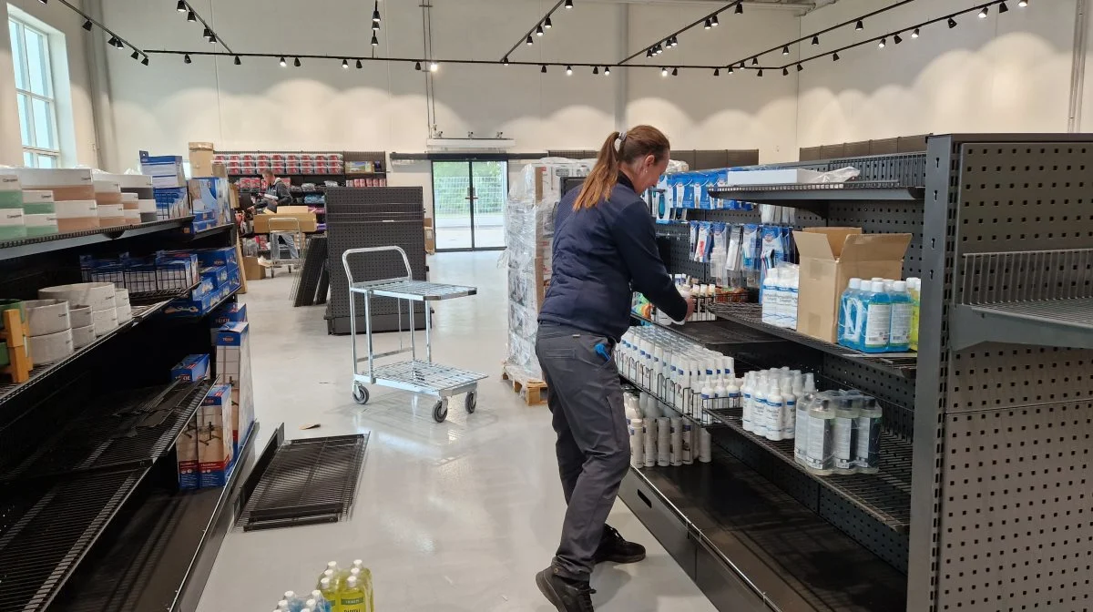 I butikken er der fuld gang i klargøringen til åbningsfesten. Foto: Land & Fritid Holstebro