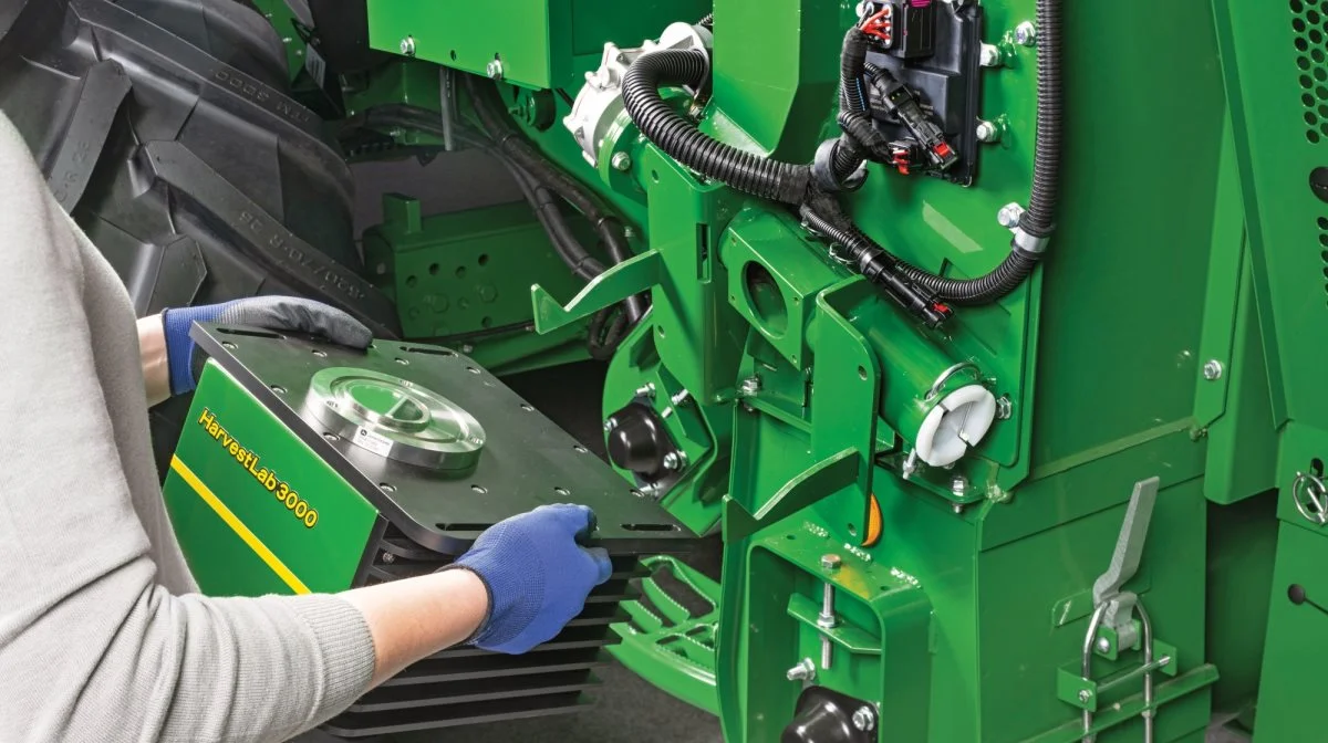 Semler Agro tilbyder HarvestLab-3000 på John Deere S790-tærskeren til denne høstsæson. HarvestLab-3000 måler blandet andet vandindholdet i afgrøden og kan måle proteinindholdet i hvede.