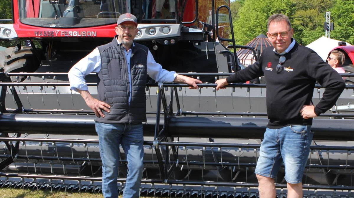 John Mølgaard (tv.) og Klaus Andersen (th.) er henholdsvis sælger og afdelingsleder hos Brdr. Thorsen Maskincenter, Nykøbing Mors. De står klar på Dyrskuet Thy-Mors til at tage en snak med både nye og gamle kunder. Fotos: Line Brusgaard 