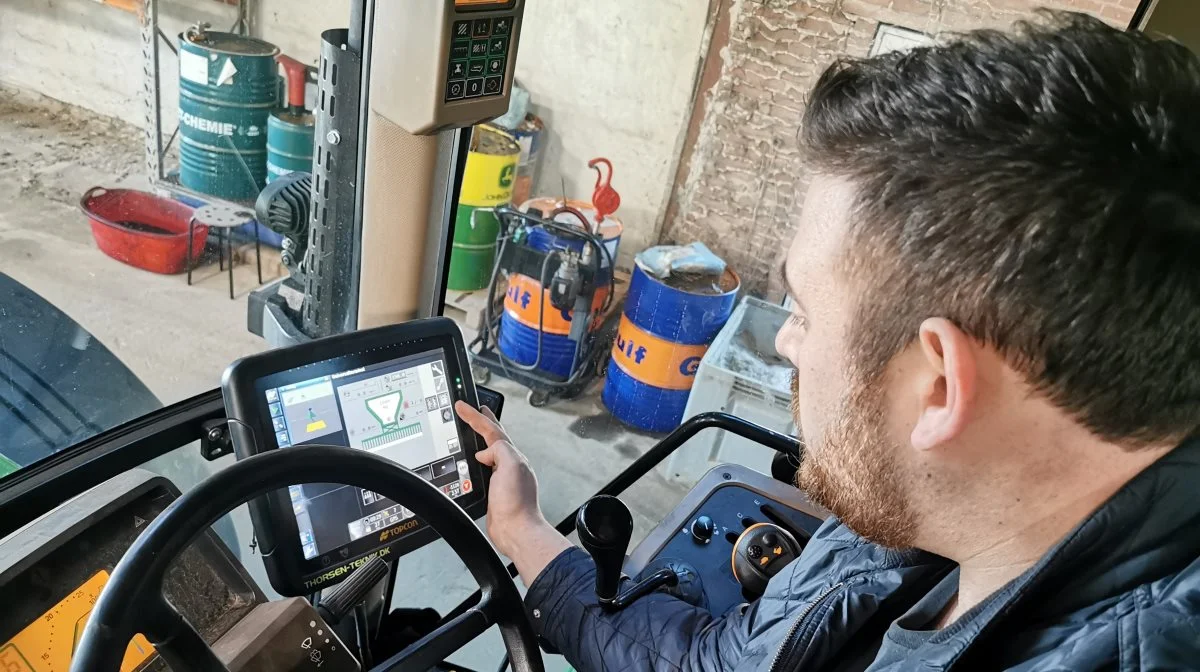 Michael Aarestrup har selv bygget isobus-styring på sin John Deere 750A fra 1995. Nu åbner og lukker den automatisk i foragre og kiler og kan lave gradueret udsædsmængde. Foto: Anne Kjærsgaard Krogh