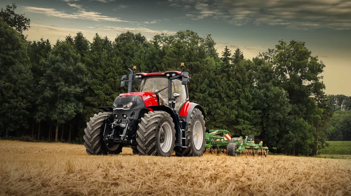 Case IH Optum-serien får tilført en storebror med en effekt op til 340 hk. Optum 340 CVXDrive er ideel til træk- og PTO-opgaver, fra jordbearbejdning over til transportopgaver. Traktoren har et af de mest støjsvage førerhuse på markedet og en række avancerede teknologier, der kun er tilgængelige på Case IH-traktorer, herunder fem års avanceret AFS-Connect-telematik. Pressefoto