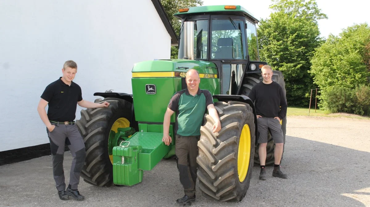 Bjarne Christensen (i midten) med sine nevøer Oliver (tv) og Jonas (th) foran deres kæreste eje. John Deere 4240 traktoren fra 1982.  