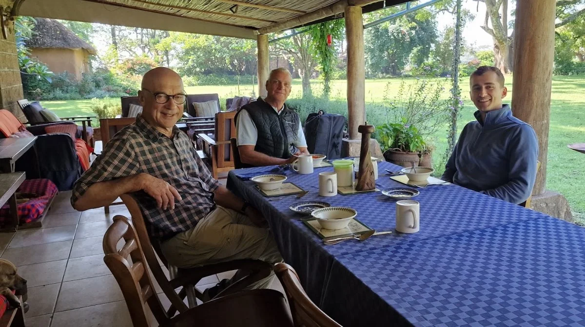 Hamish Grant (bagerst) og hans familie lever dagliglivet på stuehusets veranda året rundt - her spises morgenmad sammen med Effektivt Landbrugs udsendte (tv.). En nevø (th.) fra England er netop kommet på besøg.  