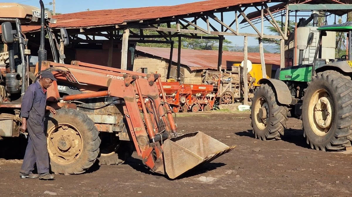 Der er næsten 400 ansatte på farmen, der bruger meget tid på vedligeholdelse af maskinparken.