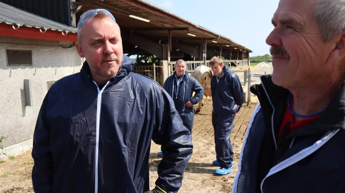 - Vi vil ikke komme steder, hvor der bliver brugt formalin. For vi vil ikke risikere vores helbred, fastslår klovbeskærernes formand Jesper H. Danielsen (tv.). Fotos: Christian Carus