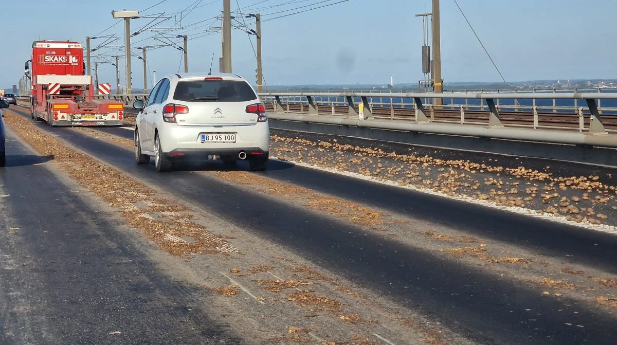 Oprydningsarbejdet er i gang på Storebæltsbroen og der er kartofler over mange kilometer.