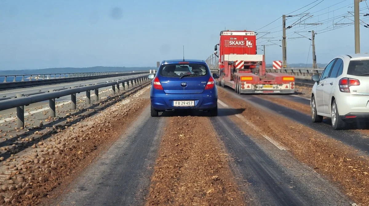 Storebæltsbroen ved 8-tiden torsdag morgen - kartofler over det meste af Vestbroen. Der blev næsten lukket for gennemkørsel fra vest mod øst med kilometerlang kø til følge. Foto: Jørgen P. Jensen