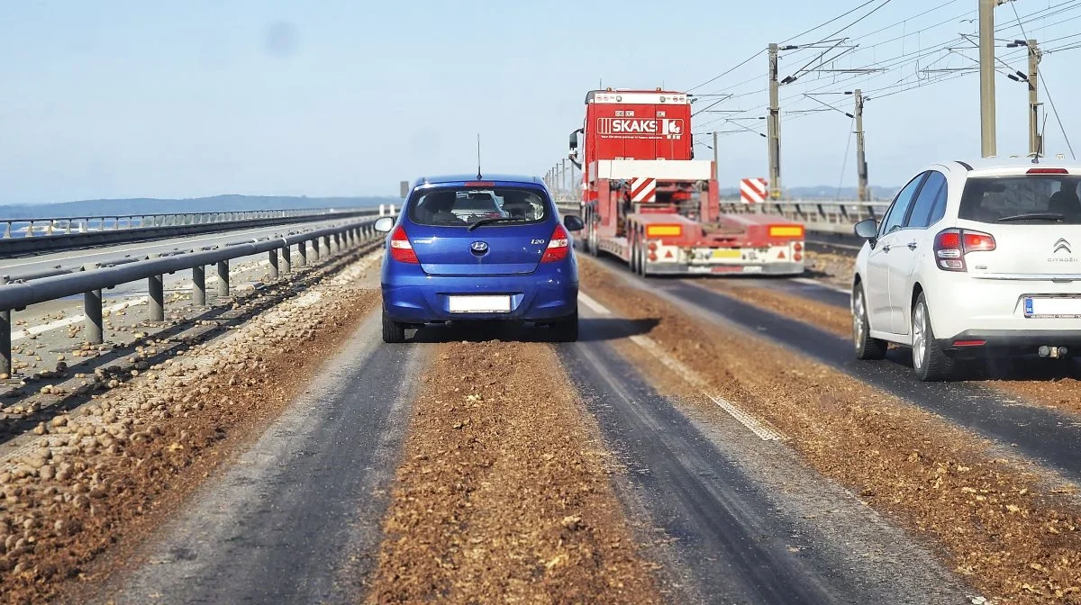 Storebæltsbroen ved 8-tiden i dag - kartofler over det meste af Vestbroen. Der er 50 km/t fra øst mod vest, mens der næsten er lukket for gennemkørsel fra vest mod øst med kilometerlang kø til følge. Foto: Jørgen P. Jensen