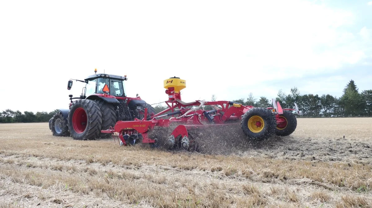 Väderstad Carrier XZ 625 med CrossCutter skærene, halmharven forrest og en dobbelt SoilRunner bagerst, fungerer bedst ved mindst 15 kilometer i timen og har dermed en meget stor kapacitet. 