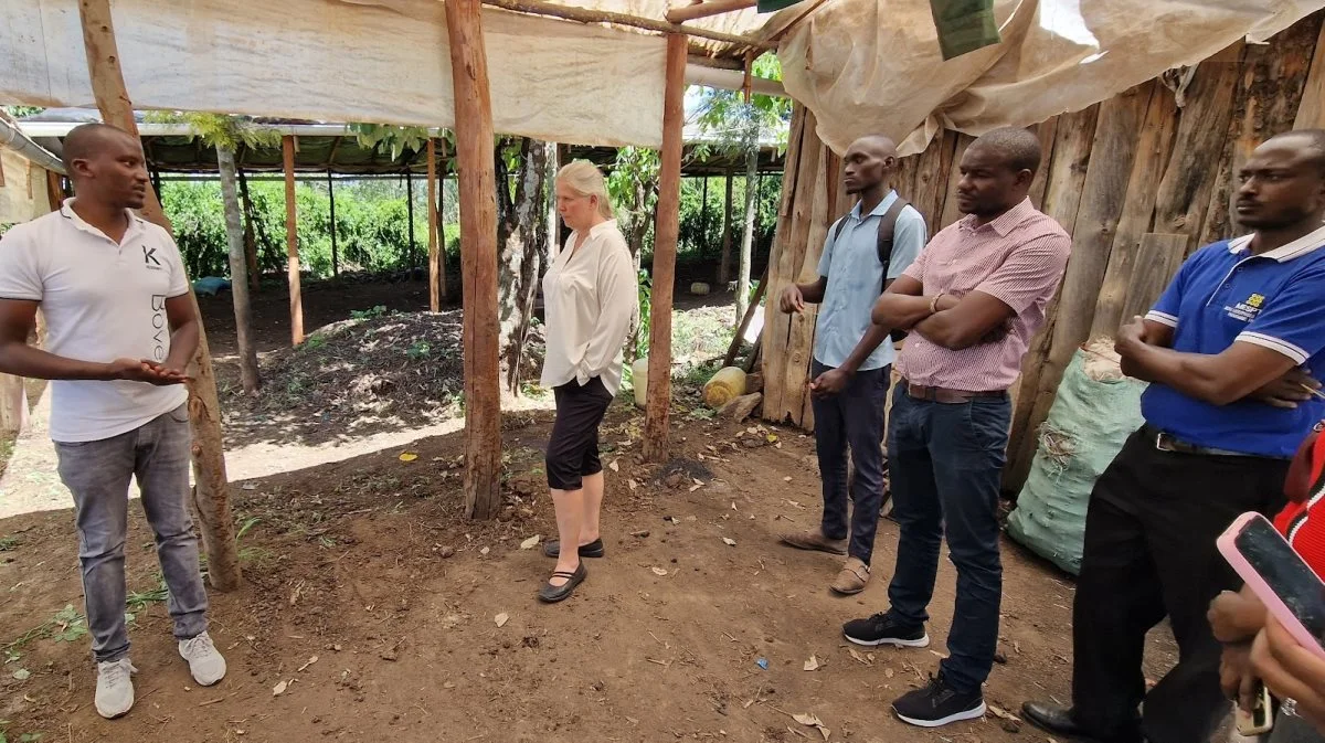 Driftsleder Robert Mwangi (tv) tager imod på insektfarmen, der er under opbygning. I midten ses danske Pil Holm Maagaard, der er Food Councilor på den danske ambassade i Kenya og arbejder med udvikling af fødevarekvalitet. Fotos: Jørgen P. Jensen