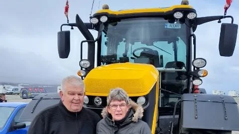 Bodil og Allan Lyngsø nåede torsdag til Nordkap i deres JCB 4220. Privatfotos: Bodil Lyngsø