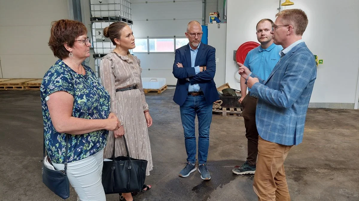 Der blev fortalt og spurgt ind til digitalisering i forbindelse med fabriks-rundvisningen på BJ Agro´s Flex Fertilizer-fabrik, der ligger blot få hundrede meter fra BJ Agros hovedkvarter i Hovborg. Fra venstre: folketingsmedlem Anni Mathiesen, V), digitaliseringsminister Marie Bjerre, (V), agronom og stifter af BJ Agro, Benny Jensen, agrobiolog Tobias Jensen og Ulrik Kragh fra UdviklingVejen. Foto: John Ankersen