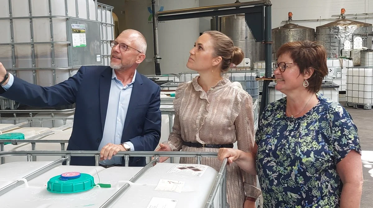 Benny Jensen, BJ Agro, bød de to venstre-folketingsmedlemmer på rundvisning i virksomheden – digitaliseringsminister og minister for ligestilling, Marie Bjerre, (i midten), og partikollegaen Anni Matthiesen, der blandt andet er medlem af Miljø- og Fødevareudvalget samt Uddannelses- og Forskningsudvalget. Foto: John Ankersen