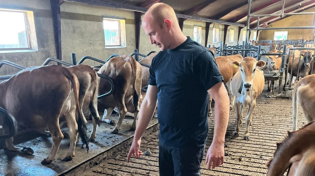 - Når vi snakker klima, kan jeg ikke forstå, hvorfor fast gulv skulle give mindre ammoniakfordampning end spalter, hvor det kommer ned og ligger under flydelaget i gyllekanalerne, lyder det blandt andet fra Christian Jørgensen, Høstrig I/S. Privatfoto