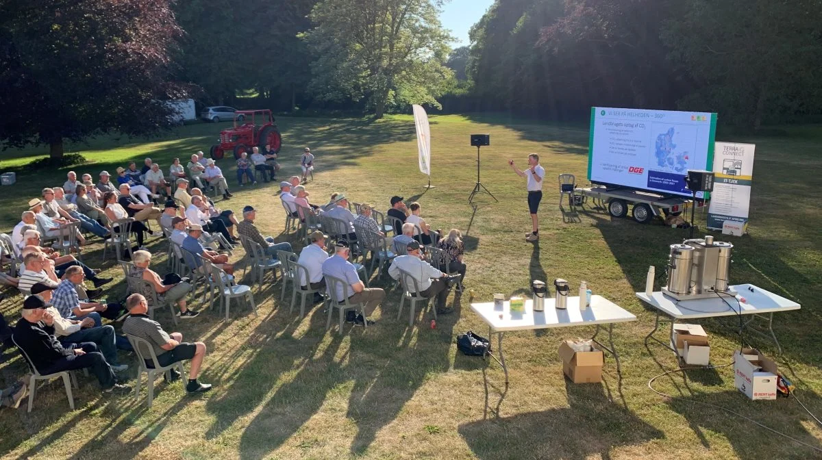 Bæredygtigt Landbrugs formand, Peter Kiær (stående til højre), var næsten på hjemmebane, da foreningen holdt det sidste sommermøde. Foto: Jesper Hallgren